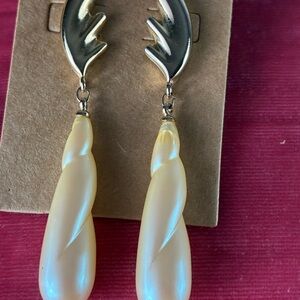 Vintage gold and faux pearls dangle earrings. 80’s . Richelieu